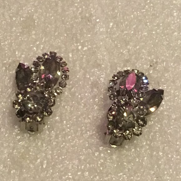 Vintage pair of Weiss rhinestone clip on earrings - Picture 3 of 8